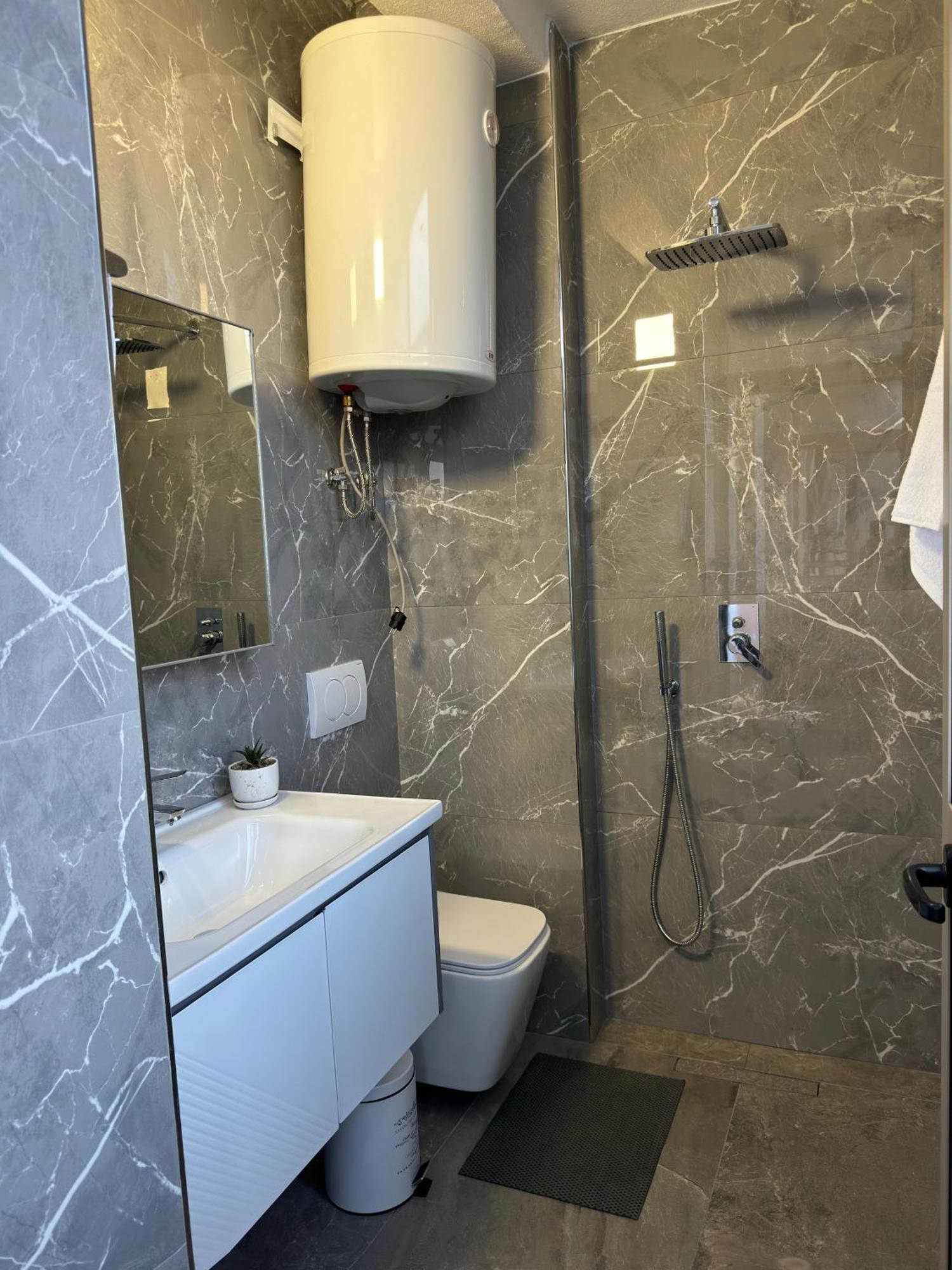 Erli Apartament *